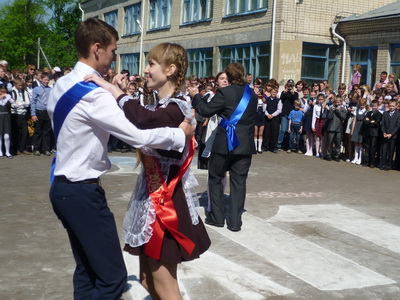 Танцуют выпускники