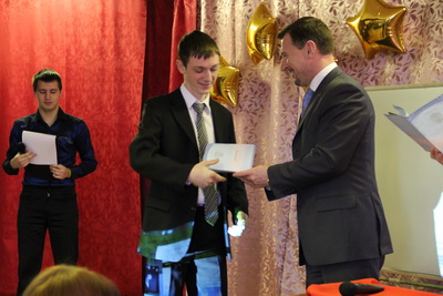 Директор А.В.Лобанов вручает диплом об образовании   А.Филиппову