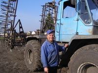 Механизатор А.В.Белов занят на подготовке почвы