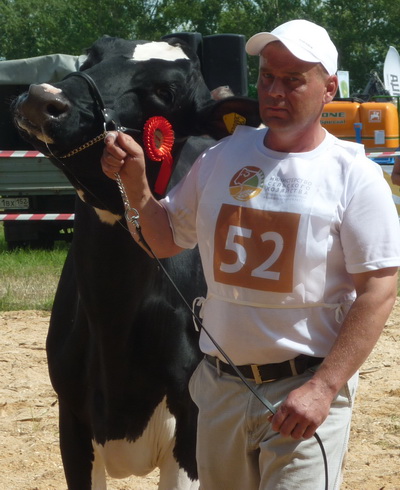 Д.В. Хитин с коровой Жнейкой