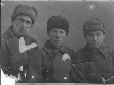 А.Г.Серов (в центре) с фронтовыми друзьями