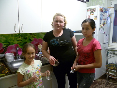 Девочки помогают маме на кухне
