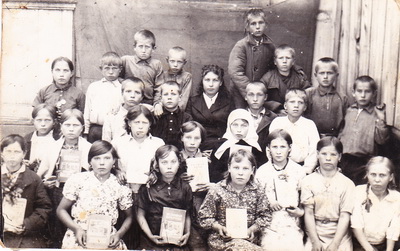 Т.А. Лобанова с учениками. 1944 год